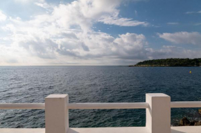BNB RENTING Cap d'Antibes seafront direct access to the sea, Antibes